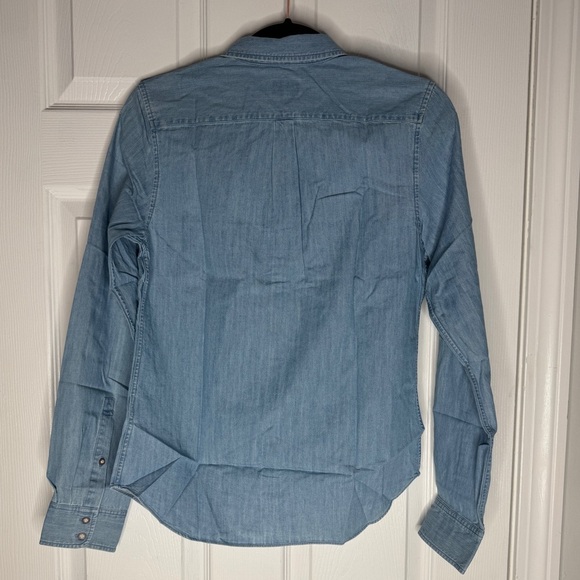 UNTUCKIT NWT Woman’s Alleanza Denim Chambray Button Down Top Pockets Size 2 - Picture 2 of 5